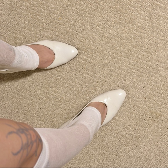 Vintage 90s Salvatore Ferragamo White Leather Pumps - Picture 5 of 11